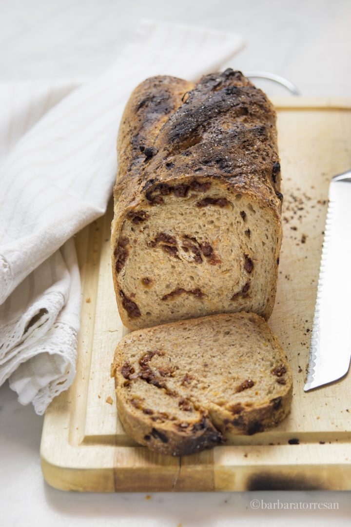pane integrale con pomodorini secchi