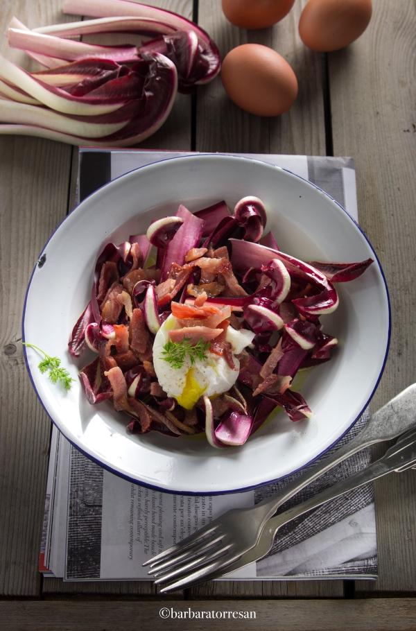 insalata radicchio, uova poch&egrave; e bacon
