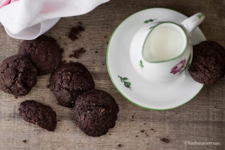 biscotti sablè al cioccolato e fave di cacao